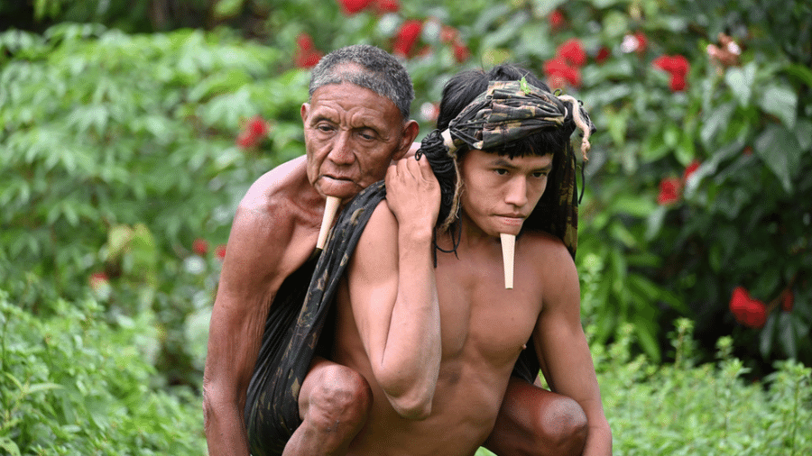 Foto de indígena carregando o pai para se vacinar contra a covid-19 repercutiu nas redes sociais - Erik Jennings Simões