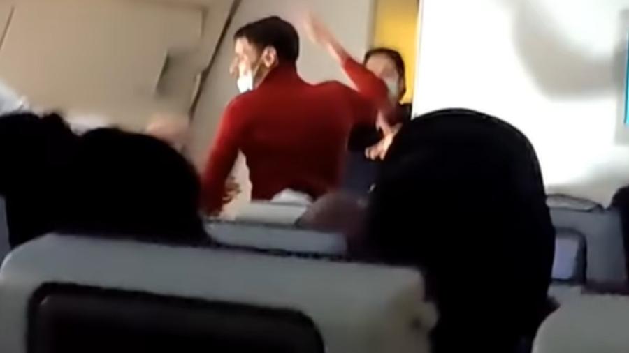Homem precisou ser contido ao tentar abrir porta de avião durante o voo. - Reprodução de vídeo
