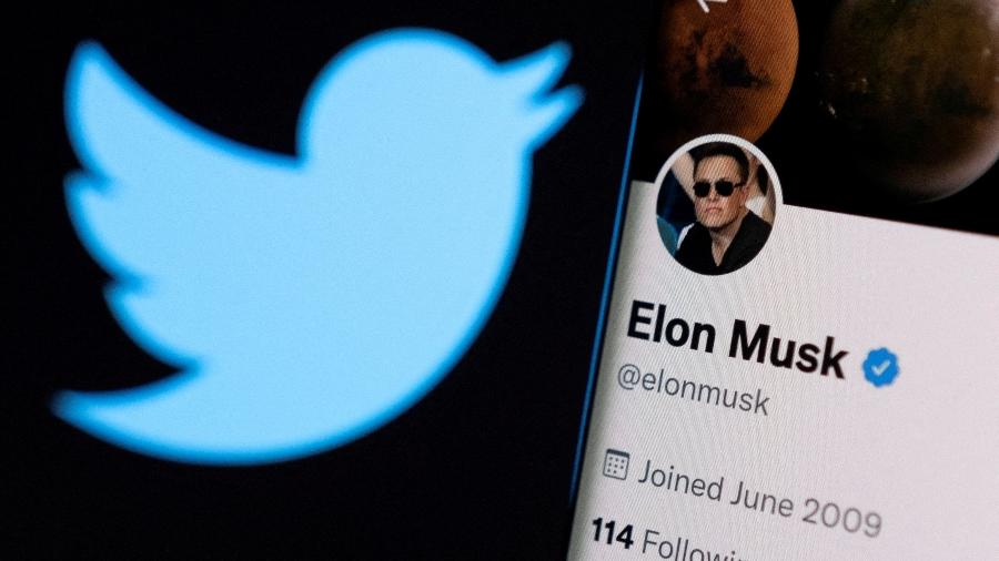 Conta de Elon Musk no Twitter mostrada em um celular é mostrada ao lado de logotipo da rede social - Dado Ruvic/Reuters