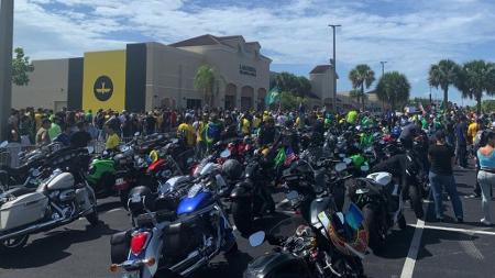 Motorcycle rider in Orlando in front of Lagoinha Church - MARIANA SANCHES/BBC BRASIL - MARIANA SANCHES/BBC BRASIL