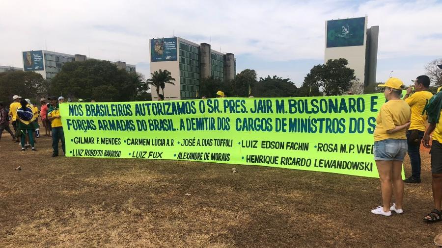 Faixa diz "autorizar" Bolsonaro a destituir os ministros do Supremo  - Camila Turtelli/UOL