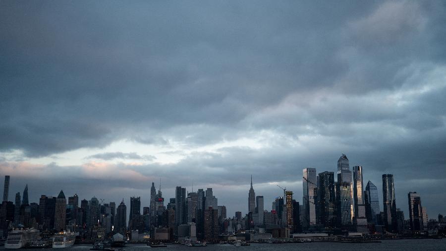 Nuvens de tempestade passam pelo Empire State Building e pelo centro de Manhattan em Nova York visto de Weehawken, Nova Jersey, EUA - 23.dez.22 - EDUARDO MUNOZ/REUTERS