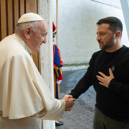 13.mai.2023 - Papa Francisco se encontra com o presidente da Ucrânia, Volodymyr Zelensky - Vatican Media/AFP