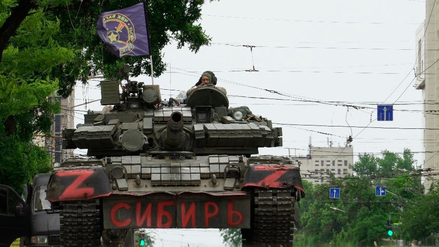 Membros do grupo Wagner em tanque nas ruas de Rostov, na Rússia
