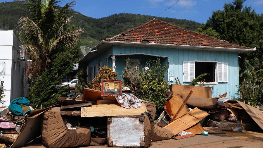 6.set.2023 - Pertences de residentes são vistos em frente a área alagada em Muçum, no Rio Grande do Sul, após fortes chuvas causadas por ciclone extratropical