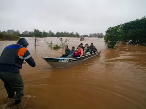Chuva no RS deixa 1 milhão sem água, fecha hospitais e ameaça 12 barragens