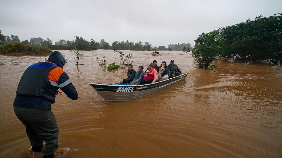 Gaúchos são resgatados com ajuda da defesa civil 