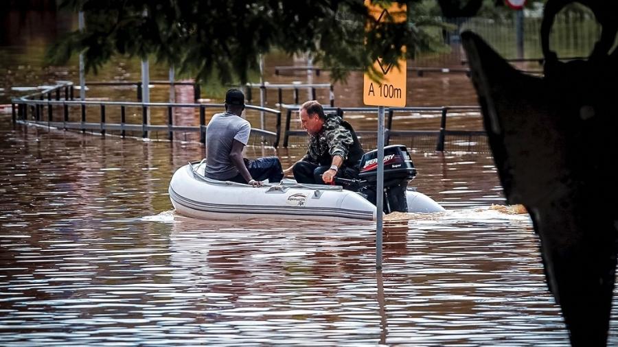 Em botes, forças de segurança e voluntários resgataram pessoas ilhadas por enchentes no Rio Grande do Sul - GILMAR ALVES /ASI/5.mai.2024-ESTADÃO CONTEÚDO