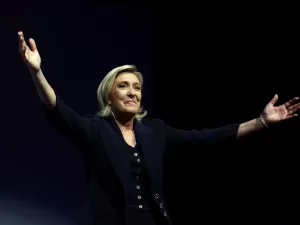 Le Pen, chefe da extrema direita francesa, lidera pesquisa para próxima eleição