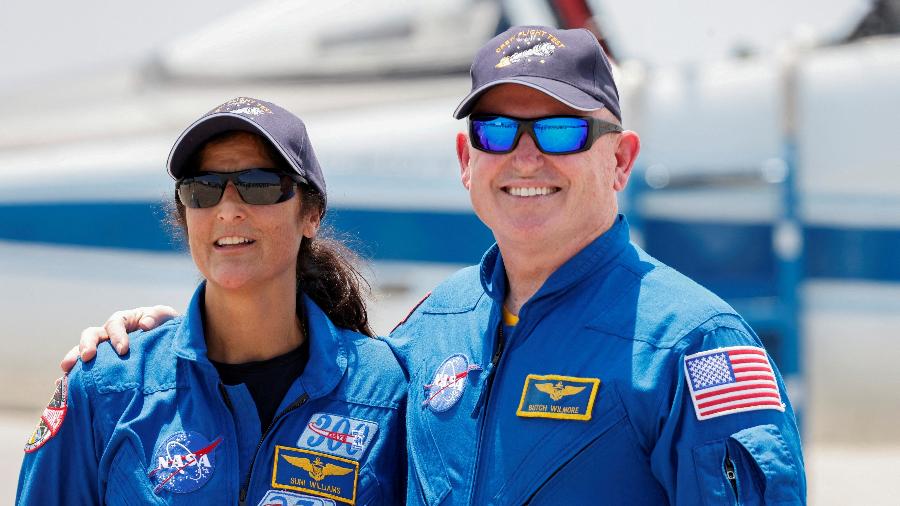 Astronautas da Nasa Butch Wilmore e Suni Williams antes de lançamento da nave Starliner, da Boeing, na Flórida