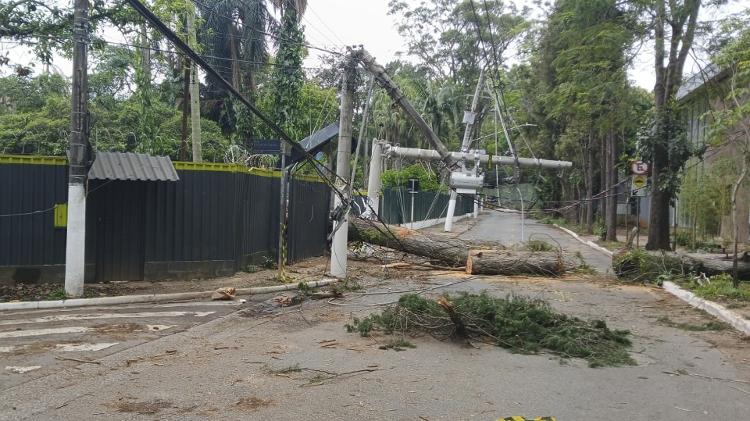 Rua na zona sul permanecia interditada no último domingo (13) por conta da tempestade