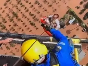 Bebê e idosos são resgatados de helicóptero em cidades inundadas da Espanha