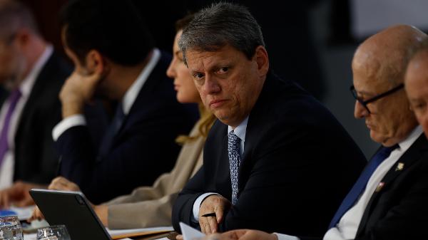 O governador Tarcísio de Freitas participa de reunião com governadores em Brasília