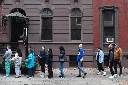 Pessoas fazem fila para votar fora de uma seção eleitoral na Filadélfia