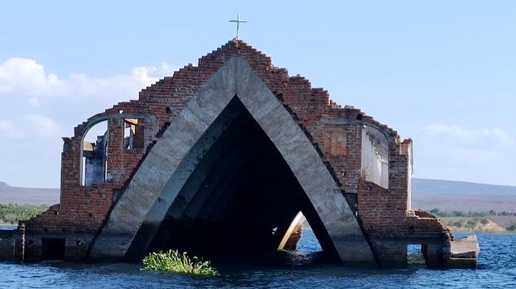 Igreja do Sagrado Coração de Jesus, em Petrolândia (PE), submersa