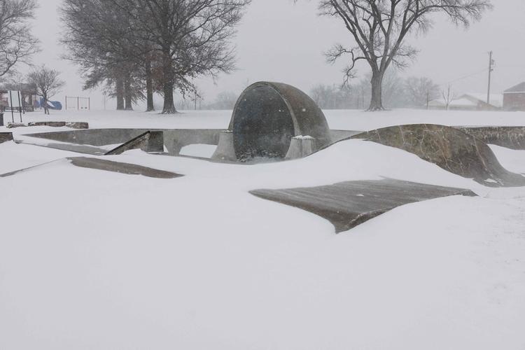 Pista de skate ficou coberta pela neve em Shawnee, Kansas