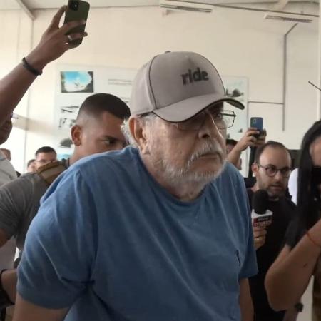 Fernando Cunha Lima durante chegada à sede da Polícia Civil da Paraíba após a prisão