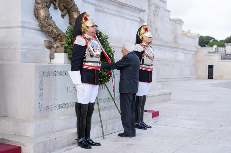 25.abr.2025 - Presidente da Itália, Sergio Mattarella, deposita uma coroa de flores no Altare della Patria, em comemoração do Dia da Libertação 25.abr.2025 - Presidente da Itália, Sergio Mattarella, deposita uma coroa de flores no Altare della Patria, em comemoração do Dia da Libertação