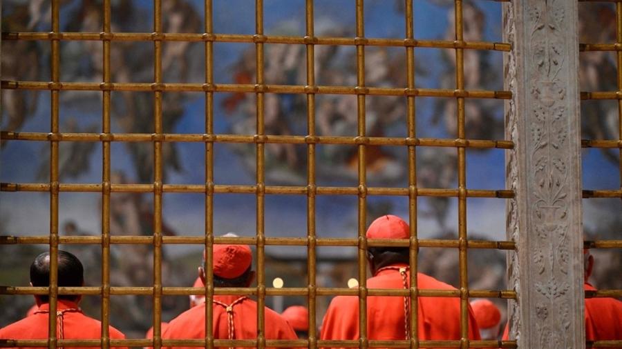 Cardeais se reúnem dentro da Capela Sistina antes do início das votações para escolher um novo papa Cardeais se reúnem dentro da Capela Sistina antes do início das votações para escolher um novo papa