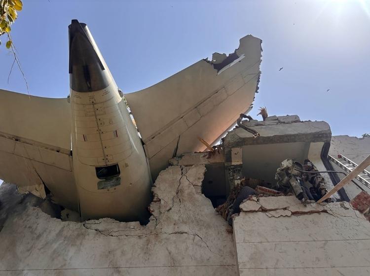 Imagem publicada pela Força Central de Segurança Industrial da Índia mostra avião após atingir prédio em acidente 