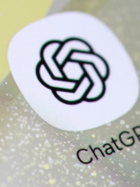 Ícone do ChatGPT, o chatbot da OpenAI, em tela de smartphone