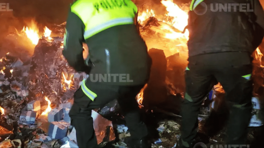 Notas de dinheiro levadas por avião acidentado na Bolívia foram incineradas