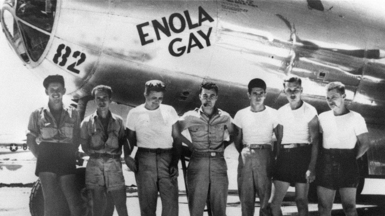 Tripulação da aeronave norte-americana B-29 "Enola Gay", incluindo piloto Paul W. Tibbets (ao centro), posa para foto antes de lançar a bomba atômica sobre Hiroshima, no Japão, em 6 de agosto de 1945
