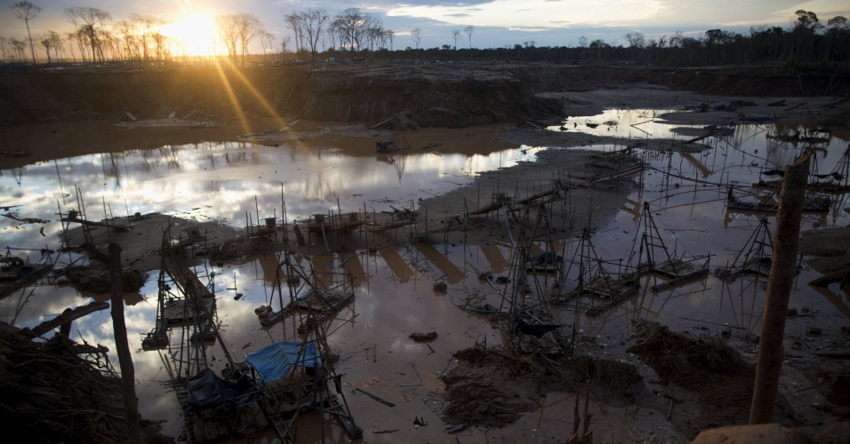 14.ago.2015 - Campo de mineração ilegal de ouro é destruído após uma operação policial em La Pampa, no Peru