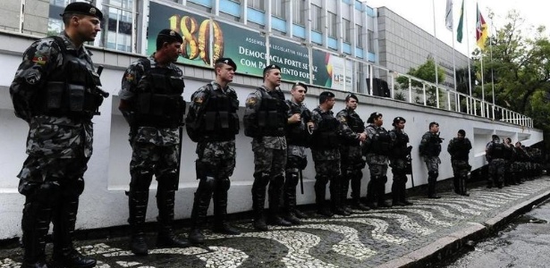 Assembleia gaúcha isolada por policiais da Brigada Militar: votação de aumento de impostos e outras medidas foi tumultuada em setembro - Flávio Ilha/UOL