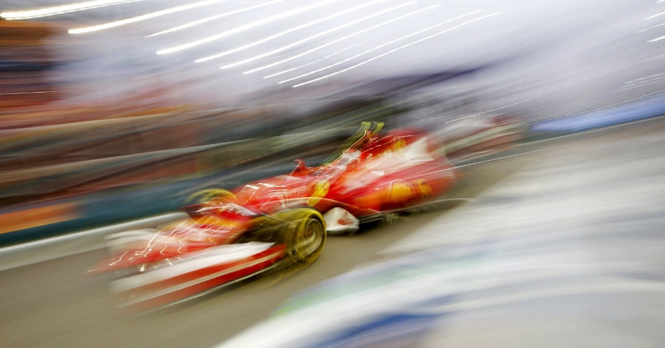18.set.2015 - Piloto finlandes Kimi Raikkonen da Ferrari durante primeira sessão de treinos do Grande Prêmio de Cingapura de F1 no circuito de rua de Marina Bay