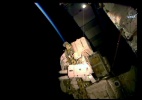 Astronautas caminham no espaço para trocar graxa e colocar painel na ISS - Nasa/AFP