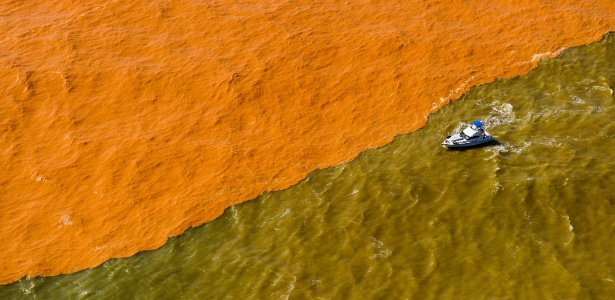 Lama de barragem de mineração muda a cor do mar do Espírito Santo, na região do distrito de Regência, em Linhares  - Gabriel Lordello/Mosaico Imagem