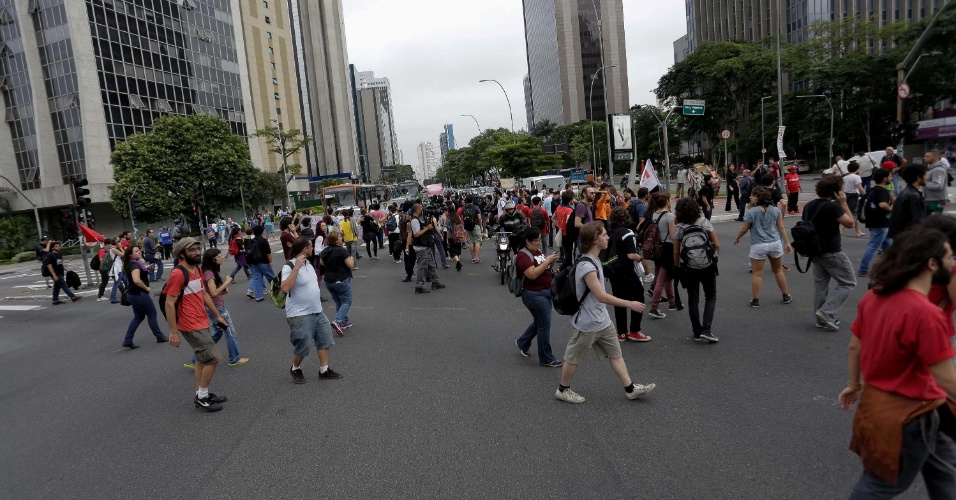 4.dez.2015 - Estudantes caminham pela avenida Rebouças no sentido centro, na manhã desta sexta-feira. Grupo tentou fechar cruzamento com a Faria Lima, mas foi dispersado por uma bomba de gás jogada pela PM