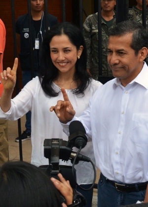 O presidente do Peru, Ollanta Humala, e a primeira-dama, Nadine Heredia, votam em uma zona eleitoral de Lima - Cris Bouroncle/AFP