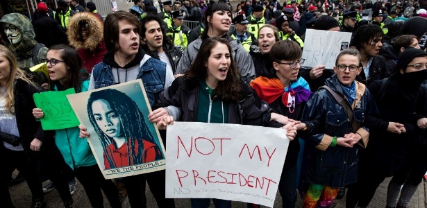 Manifestantes protestam contra Trump no dia da posse dele, em Washington - Zach Gibson/AFP