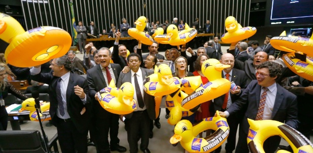 Deputados da oposição com patos infláveis em protesto contra projeto de terceirização - Pedro Ladeira/Folhapress
