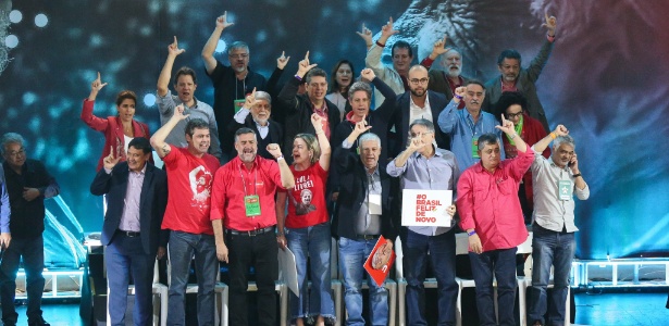 4.ago.2018 - A presidente do PT, Gleisi Hoffmann (c), senadores, governadores, ex-ministros e outros membros do partido participam de convenção nacional que oficializou a candidatura de Lula à Presidência