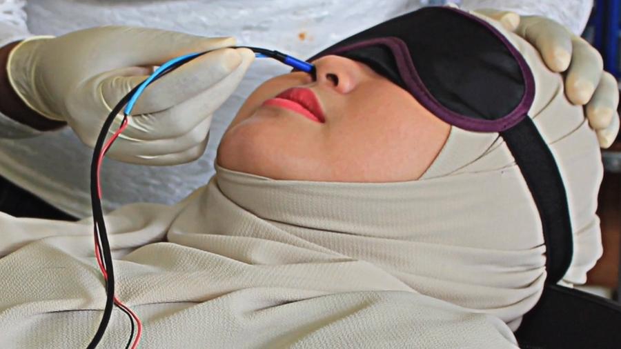 Pesquisadores do Instituto Imagineering, na Malásia, aplicam eletricidade no nariz por meio de eletrodos para estimular nervos receptores olfativos - Divulgação/Imagineering Institute