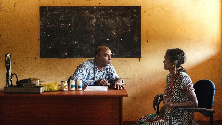 O médico V. Jegaruban avalia um paciente em uma clínica de saúde mental em um vilarejo perto de Kilinochchi, no Sri Lanka - Adam Dean/The New York Times