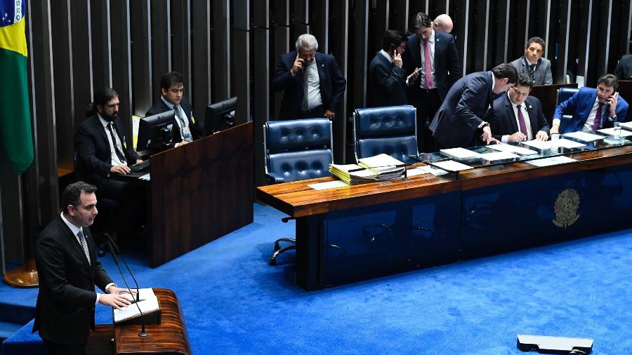 26.jun.2019 - O senador Rodrigo Pacheco (à esquerda) discursa na tribuna do Senado - Marcos Oliveira/Agência Senado