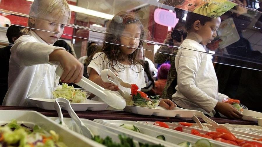 As escolas de alguns estados decidiram servir almoços a todas as crianças, sem exceções - Getty Images