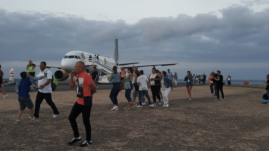 Passageiro flagrou momento em que avião foi evacuado por falsa ameaça de bomba em Fuerteventura, na Espanha - Twitter/RamonCastanoFdz