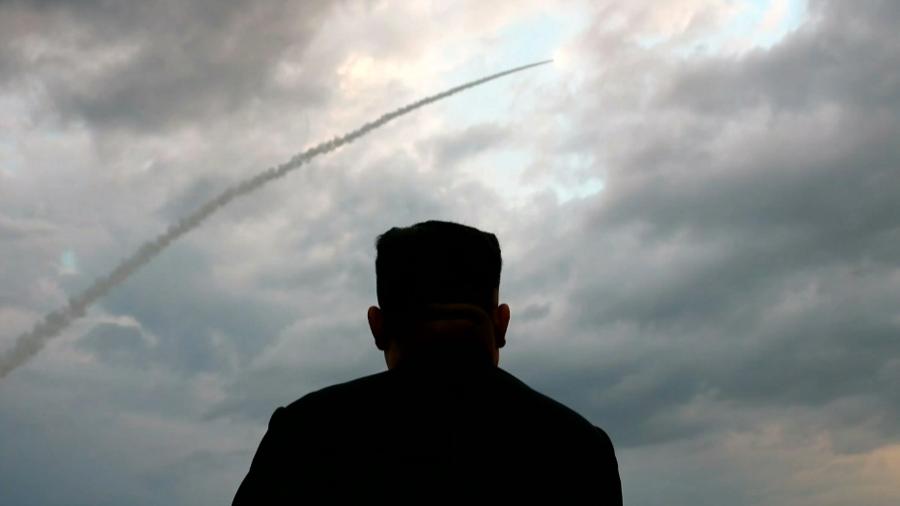 31.jul.2019 - Líder Kim Jong-un supervisiona lançamento de um aparente posto de comando móvel - KCTV/AFP