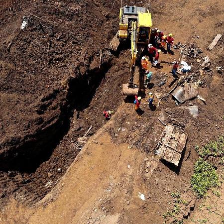 Bombeiros trabalham na localização de corpos em Brumadinho (MG) - Divulgação/Corpo dos Bombeiros de MG