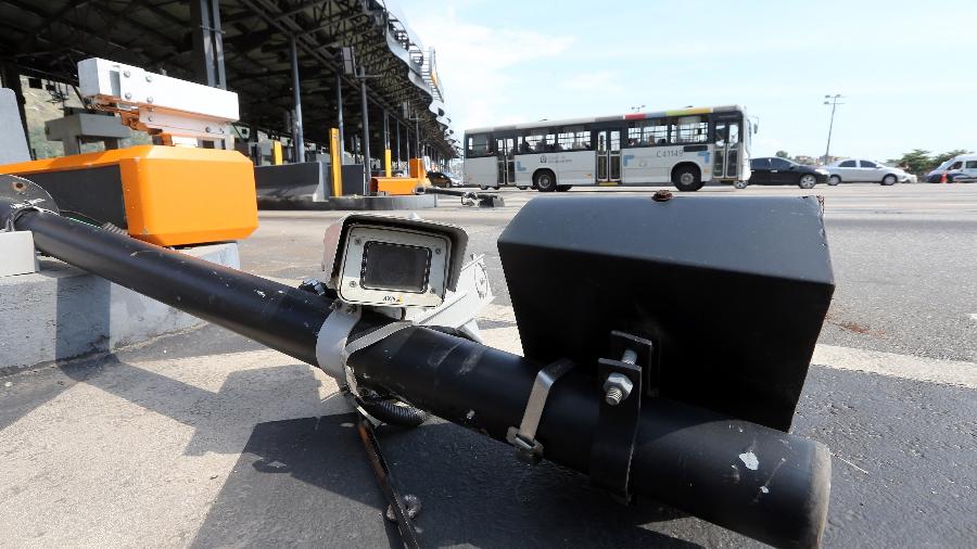 28.out.2019 - Câmeras de monitoramento quebradas pela prefeitura do Rio na praça do pedágio da Linha Amarela - WILTON JUNIOR/ESTADÃO CONTEÚDO