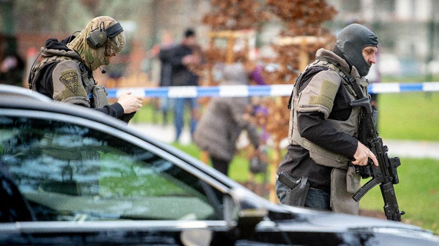 Policiais são vistos perto do hospital onde aconteceu o tiroteio em Ostrava, na República Tcheca - Lukas Kabon/Reuters
