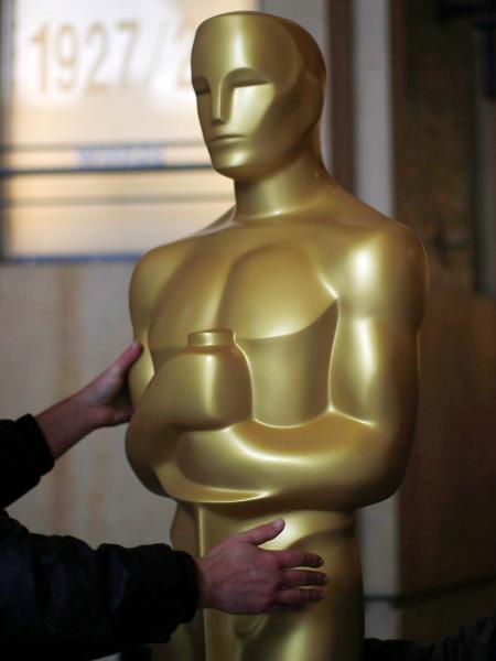 Operários instalam réplica gigante do Oscar em Hollywood - RICK WILKING