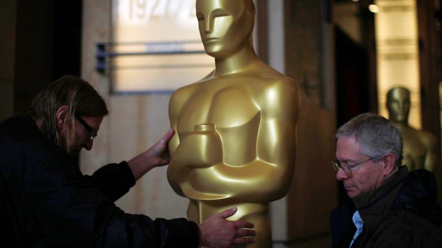Operários instalam réplica gigante do Oscar em Hollywood - RICK WILKING
