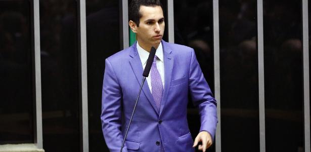 Deputado envia 31 tratores para cidade do CE governada pela mãe - Vimarsana News