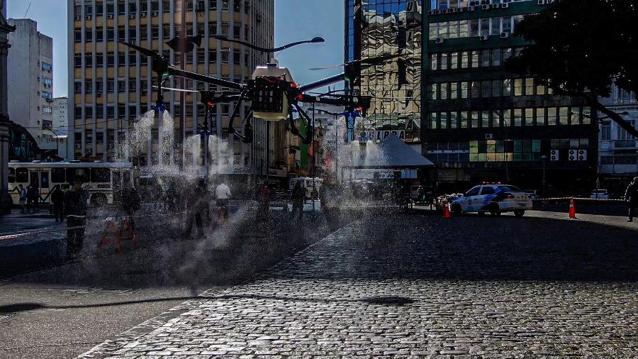 Drone despeja desinfetante em praça de Porto Alegre - WESLEY SANTOS/ESTADÃO CONTEÚDO